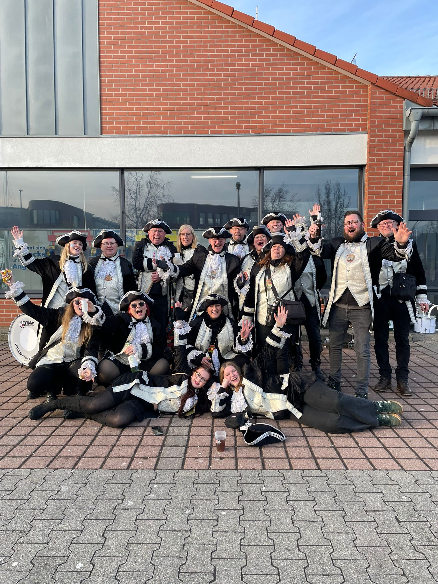Mitglieder im Piratenkostüm beim Karneval