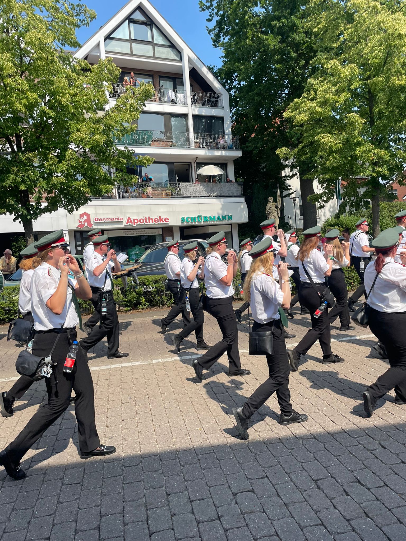 Spielmannszug marschiert durch die Lohner Straßen