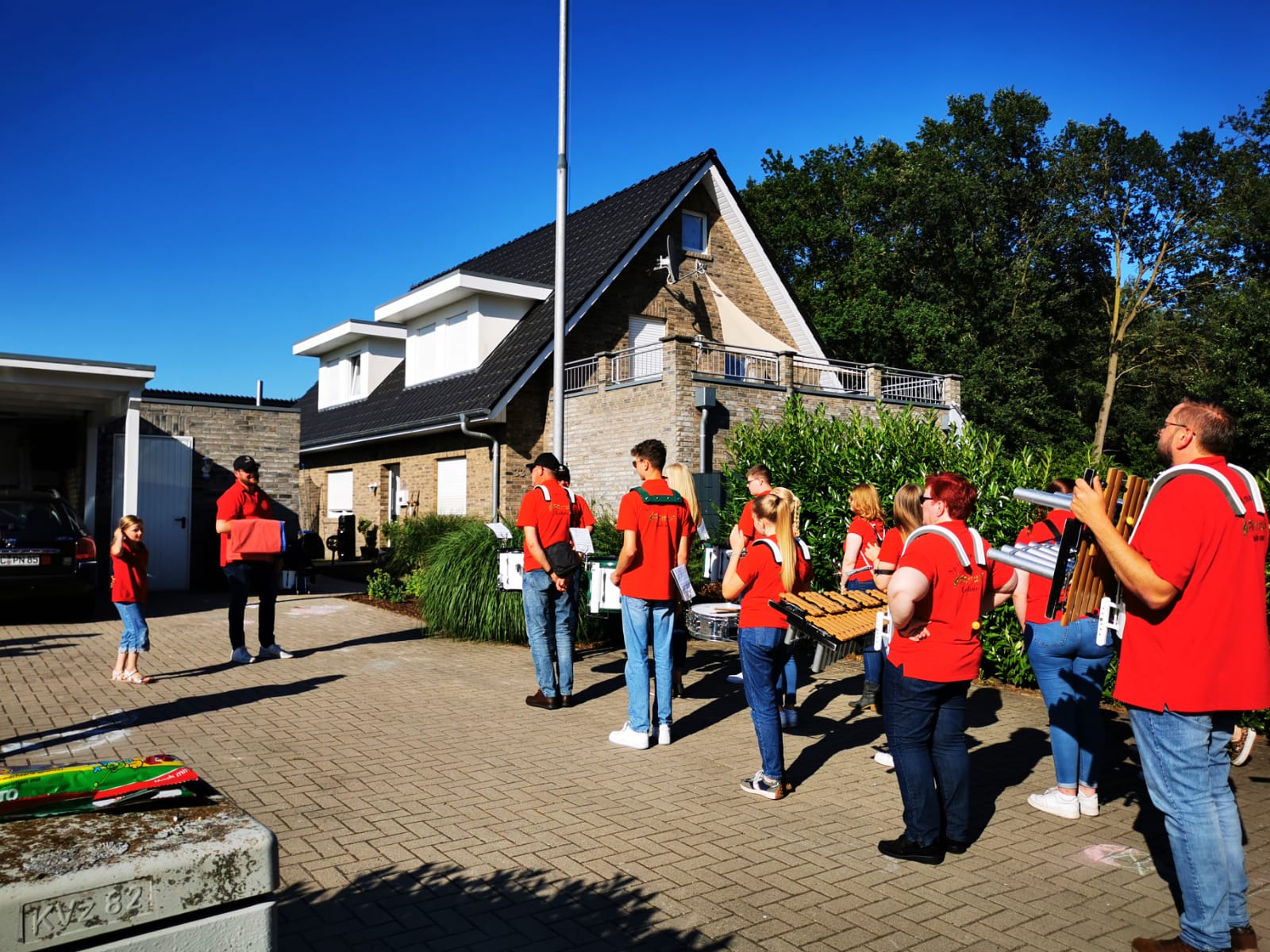 Spielmannszug bei der Probe im Freien bei Sonnenschein