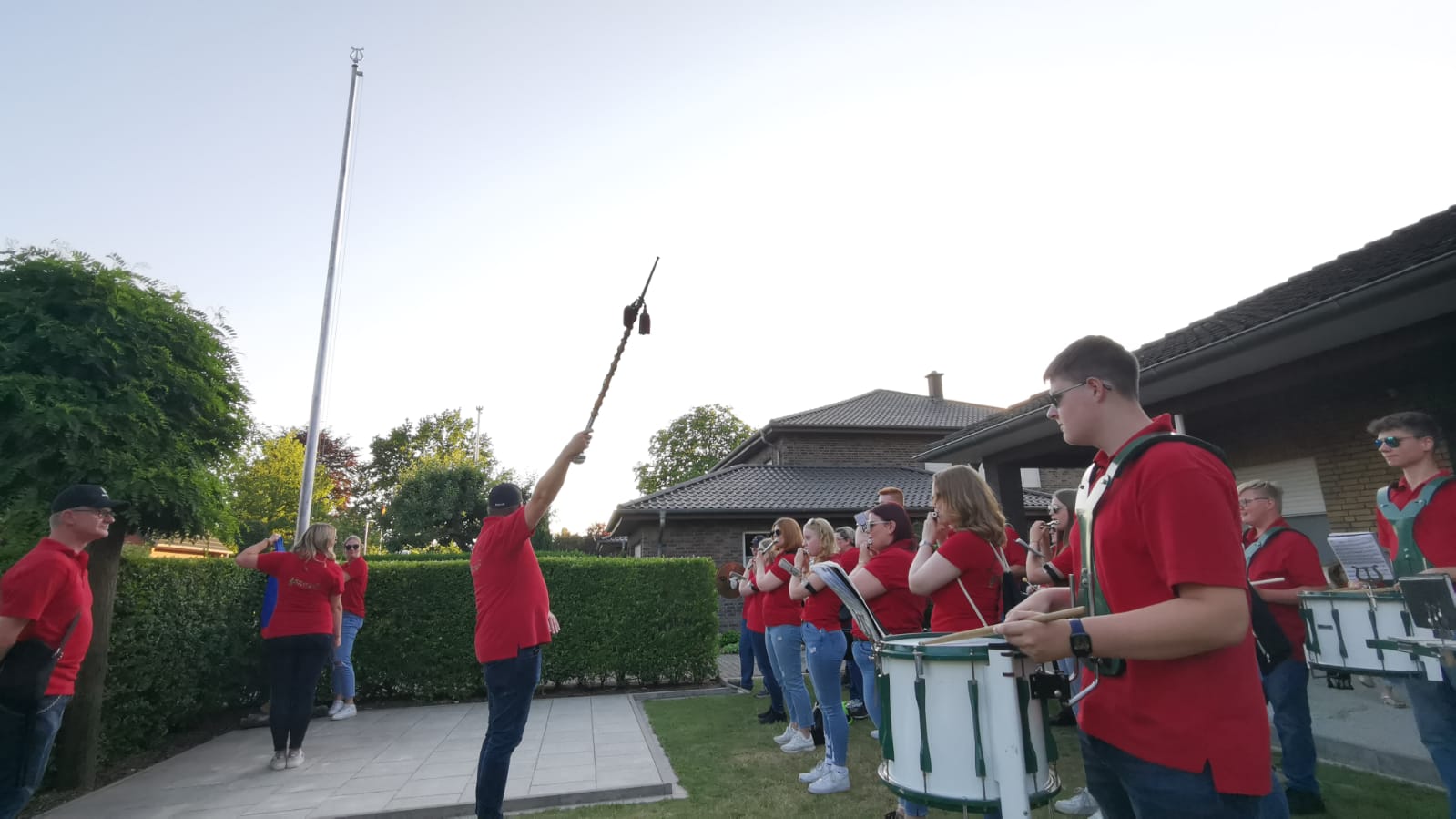 Trommler beim stimmungsvollen Abendauftritt