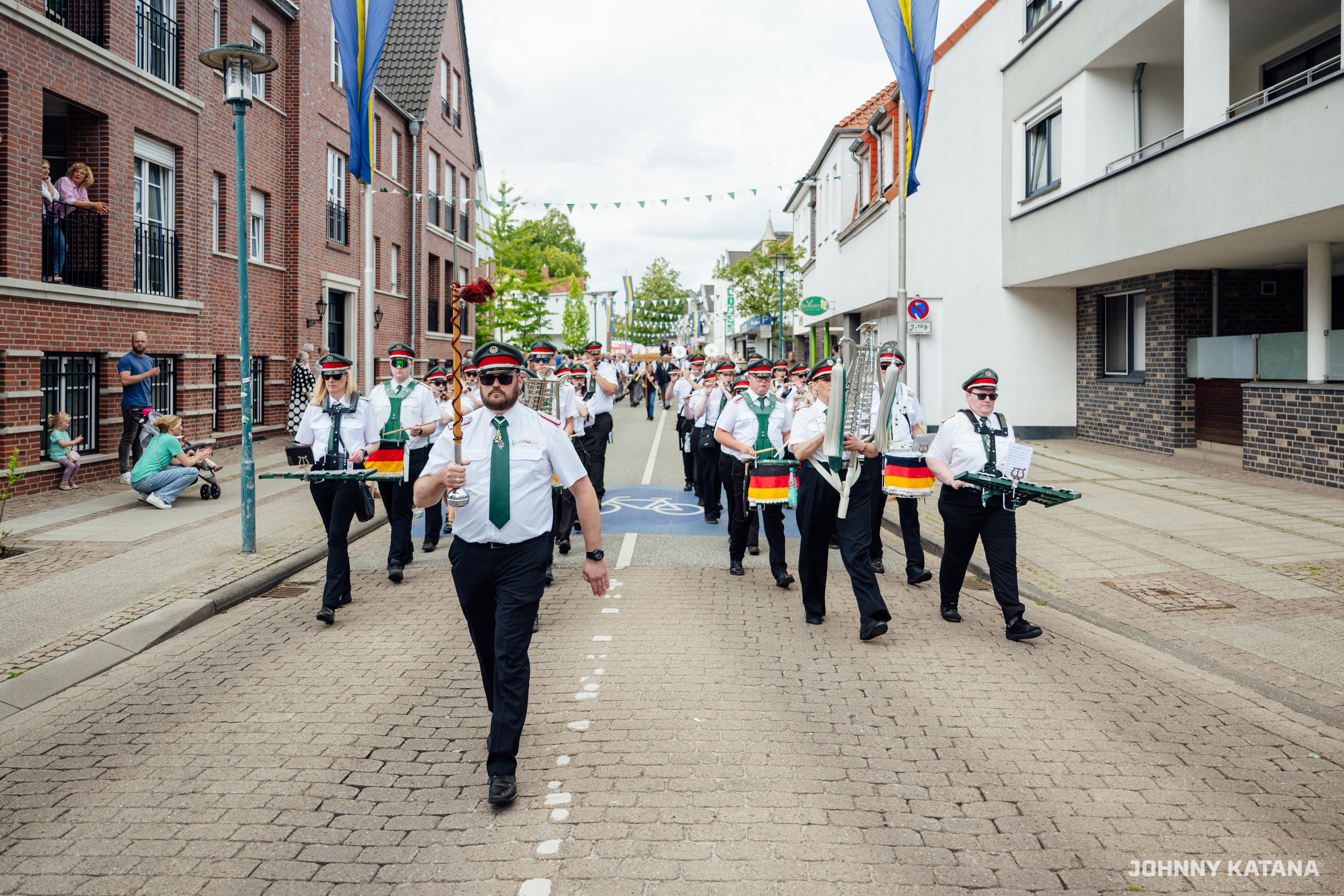 Marsch durch die Straße im Weitwinkel