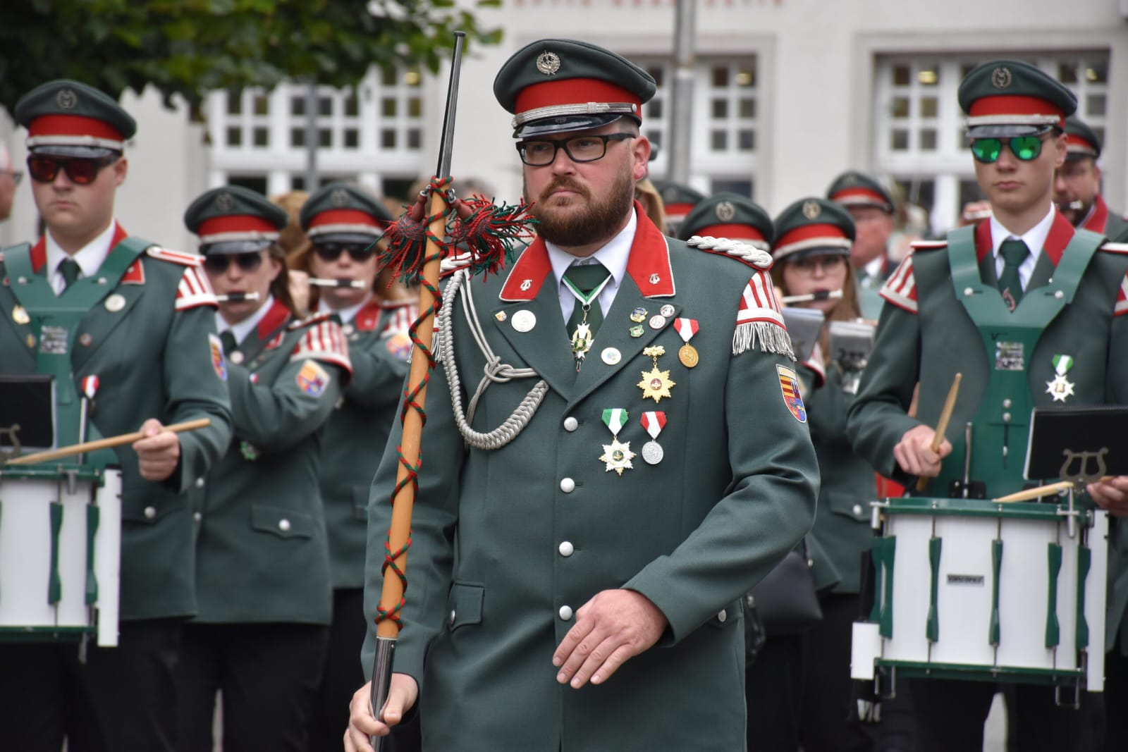 Tambourmajor führt den Spielmannszug beim Festumzug an