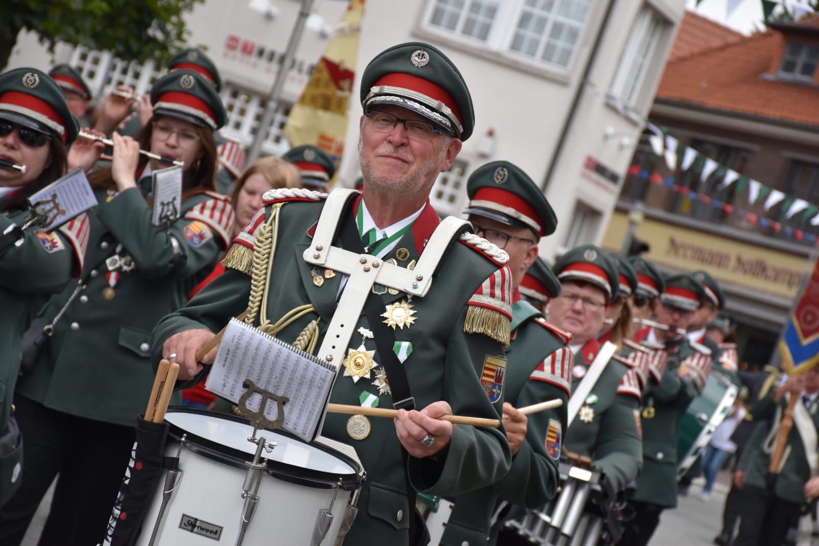 Trommler in Uniform, Nahaufnahme